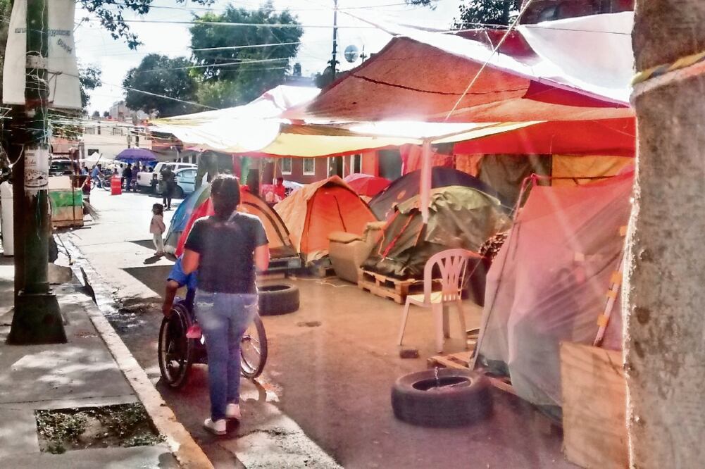 Habitantes del edificio dañado expresaron que la necesidad e inseguridad los llevó a vivir afuera del inmueble en lo que se resuelve su situación. (DONOVAN KREMER. EL UNIVERSAL)