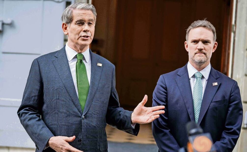 El secretario del Tesoro de EU, Scott Bessent (izq.), y el representante comercial Jamieson Greer, tras las conversaciones entre altos funcionarios estadounidenses y chinos, en Ginebra. (17/05/25) Foto: AFP