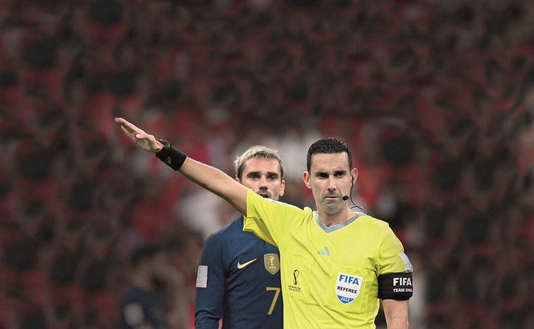 El árbitro mexicano César Arturo Ramos reacciona durante la Copa Mundial de la FIFA 2022. Foto: Georgi Licovski /EFE / EPA