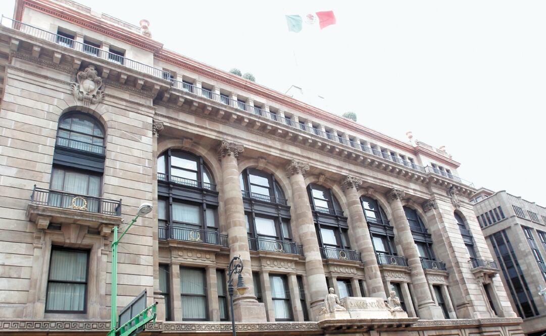 El espíritu de la reforma a la Ley del Banxico es que los dólares que traen migrantes en efectivo, los puedan cambiar a pesos en bancos y que éstos los absorba el banco central. ARCHIVO EL UNIVERSAL