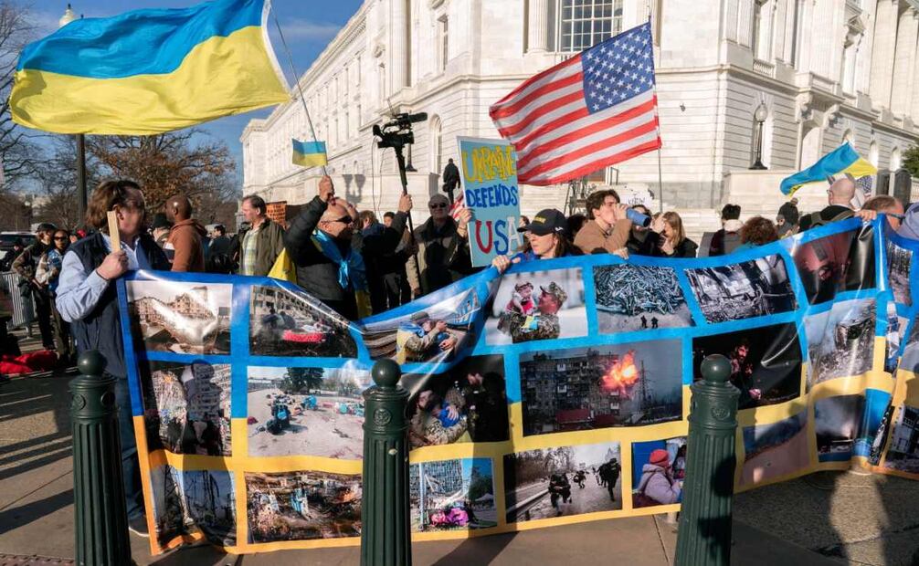 Manifestantes protestan cerca del Capitolio de Estados Unidos antes del discurso del presidente Donald Trump ante una sesión conjunta del Congreso en Washington. (04/03/25) Foto: AP