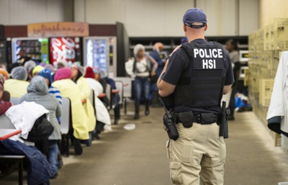 Tras redadas en Mississippi, indocumentados se encierran en sus casas