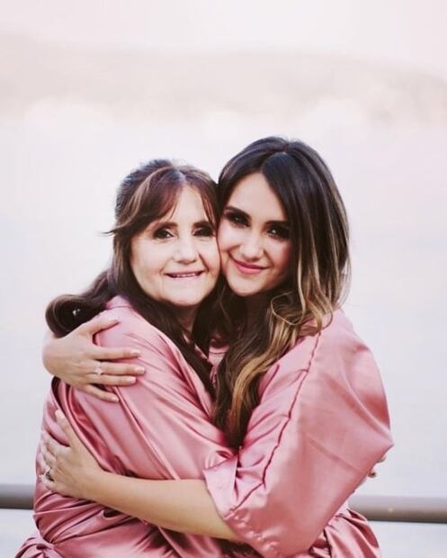 Dulce María deja en claro que su belleza es genética al presentar a su mamá Doña Blanca