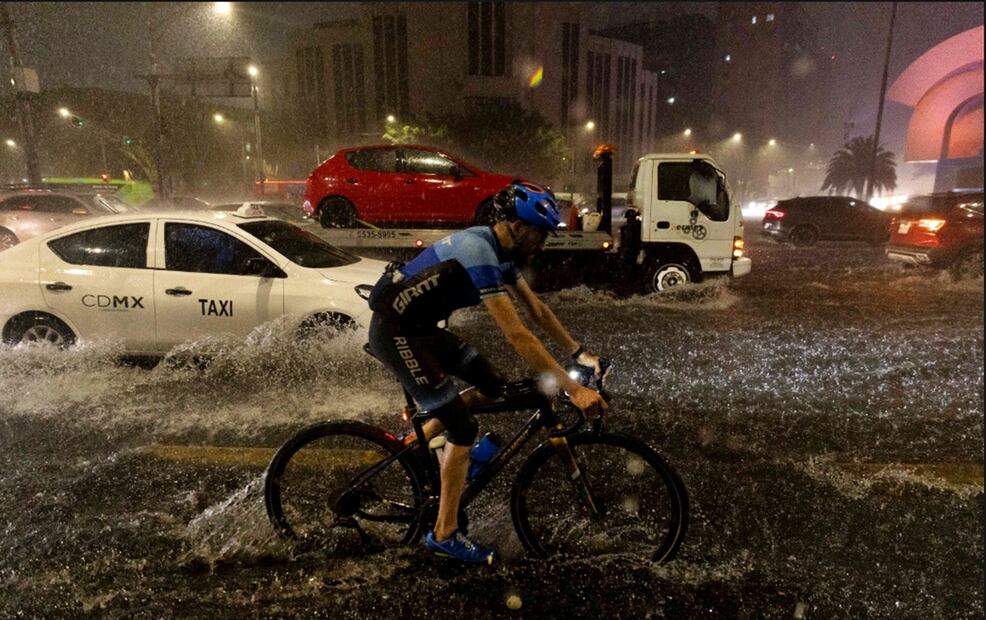 Fuerte lluvia se registró la noche del miércoles en la zona centro de la Ciudad de México generando diversos encharcamientos en Paseo de la Reforma, el 16 de julio de 2025. Foto: Germán Espinosa/EL UNIVERSAL