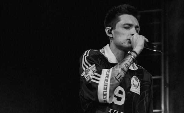 Peso Pluma ha incursionado principalmente en corridos tumbados, un subgénero que en algunos casos aborda temáticas relacionadas con el narcotráfico, el lujo, el poder y personajes del crimen organizado.
Foto: Instagram pesopluma