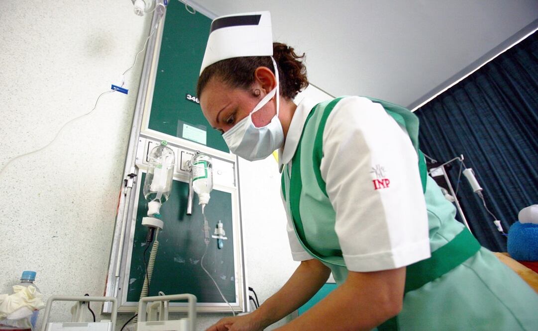 Enfermera del Instituto Nacional de Pediatría, en enero del 2004. Con problemas como falta de insumos o medicamentos y salarios poco competitivos, las exigencias por mejores condiciones de trabajo todavía existen en la enfermería actual. Foto: Luis Cortés/EL UNIVERSAL.