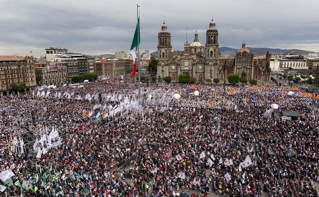 El Zócalo de la CDMX luce lleno para escuchar el discurso de los 100 días de administración de Claudia Sheinbaum Pardo. Foto: Diego Simón / EL UNIVERSAL
