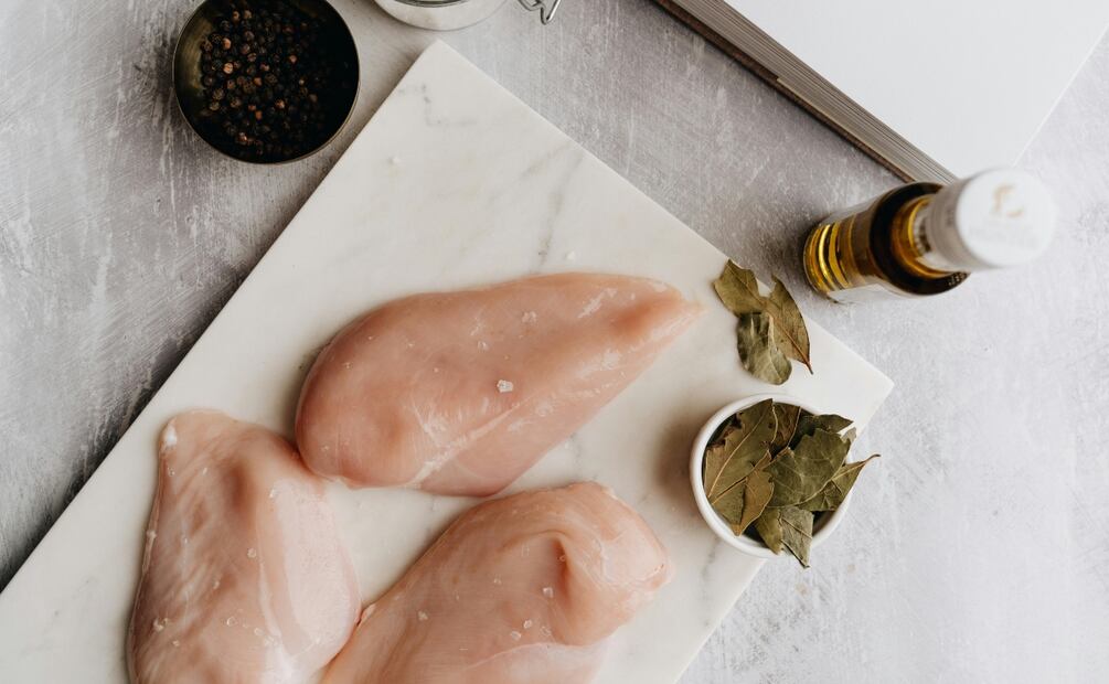 ¿Por qué no lavar el pollo crudo? Foto: Pexels