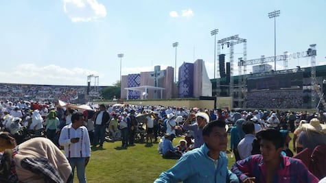 Fieles esperan la llegada del Papa al estadio en Chiapas