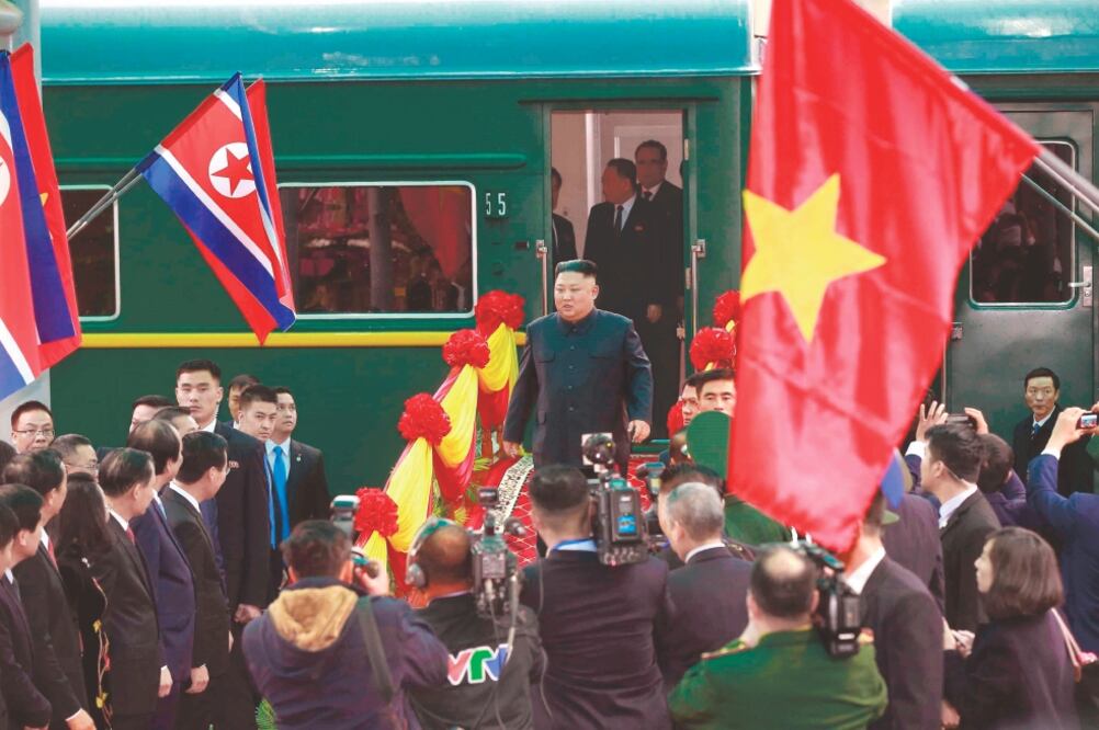 El líder norcoreano, Kim Jong-un (centro), al llegar hoy a la estación de ferrocarril Dong Dang, en Hanói, donde se llevará a cabo la reunión entre él con el mandatario de Estados Unidos, Donald Trump. (EFE)