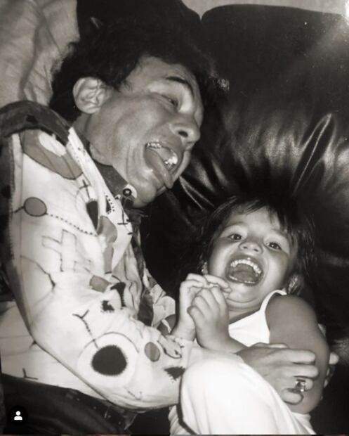 Destrozan a Sarita por compartir fotos con José José 