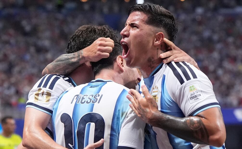 Argentina avanza a Cuartos de Final con una histórica remontada. FOTO: AP