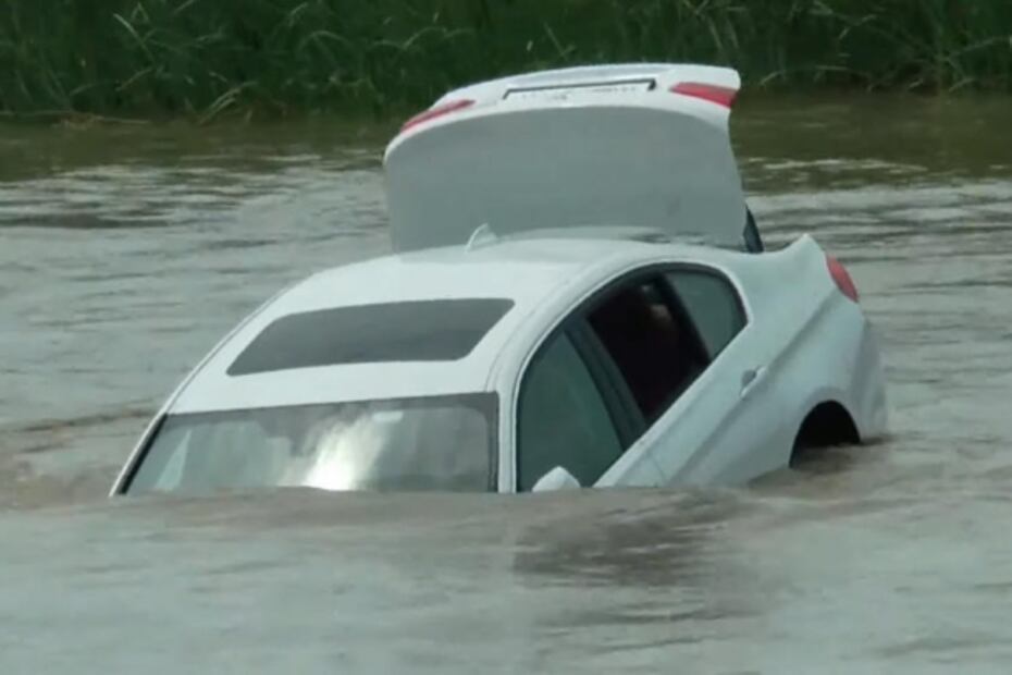 Hombre avienta su nuevo BMW al río por berrinche