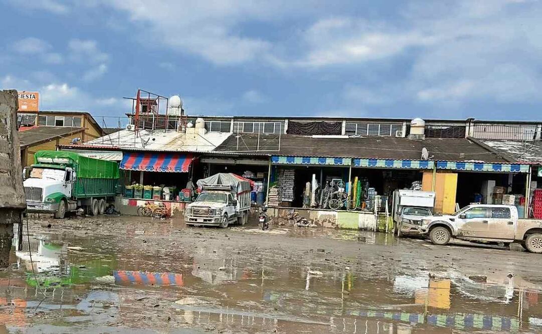 Locatarios de la Central de Abasto de Poza Rica estiman que se perdió 90% de las mercancías; consideran que el lugar podrá operar de nuevo en unos dos meses. Foto: Alelhí Salgado / EL UNIVERSAL