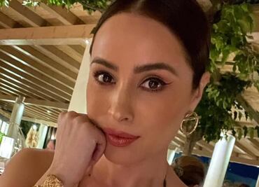 Cynthia Rodríguez presume su baby bump en jumpsuit entallado