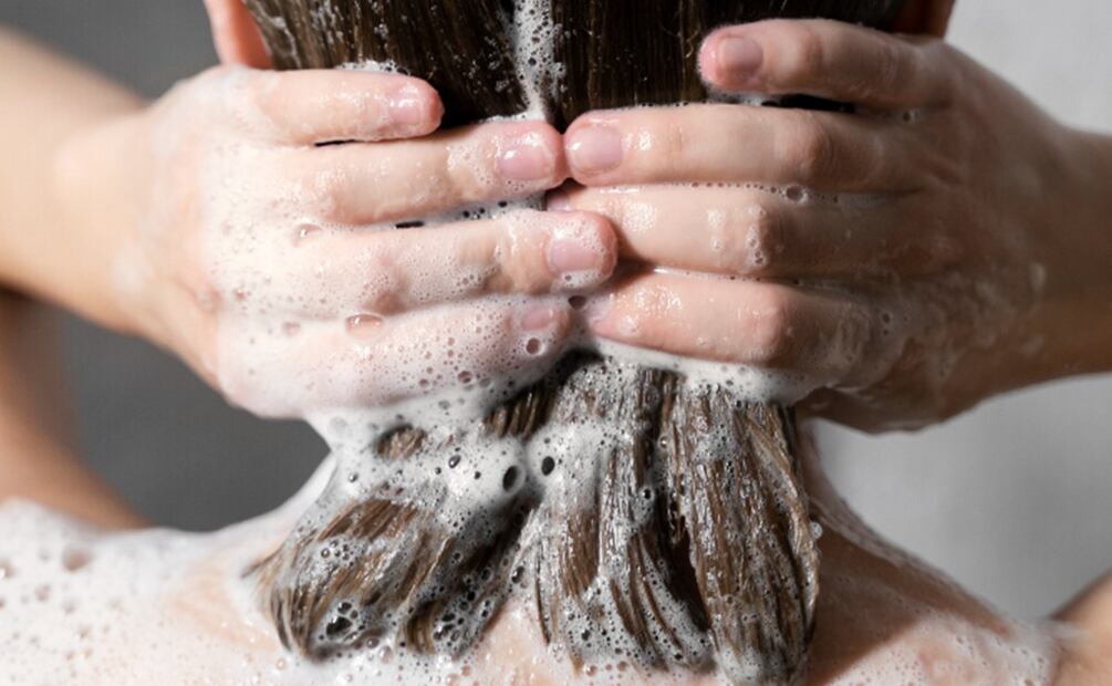 La mascarilla capilar debe aplicarse en el pelo limpio. Foto: Freepik