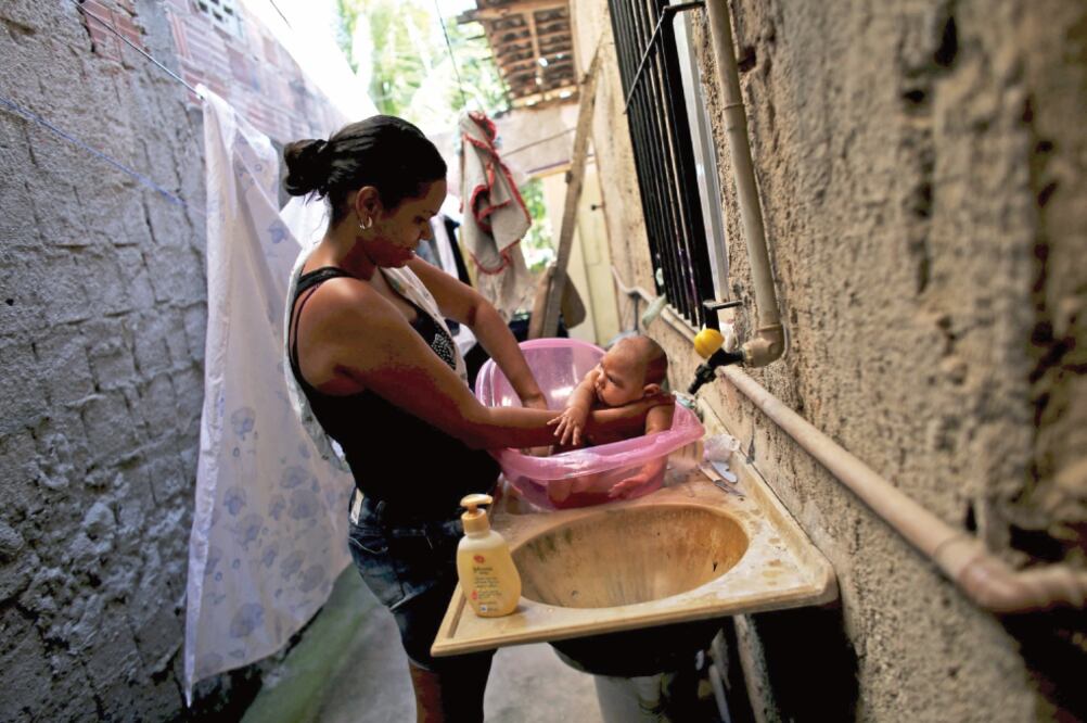 Una mujer baña a su bebé, quien tiene microcefalia, en Recife, Brasil. Se cree que el zika esté relacionado con miles de casos de malformaciones congénitas en el país sudamericano (NACHO DOCE. REUTERS)