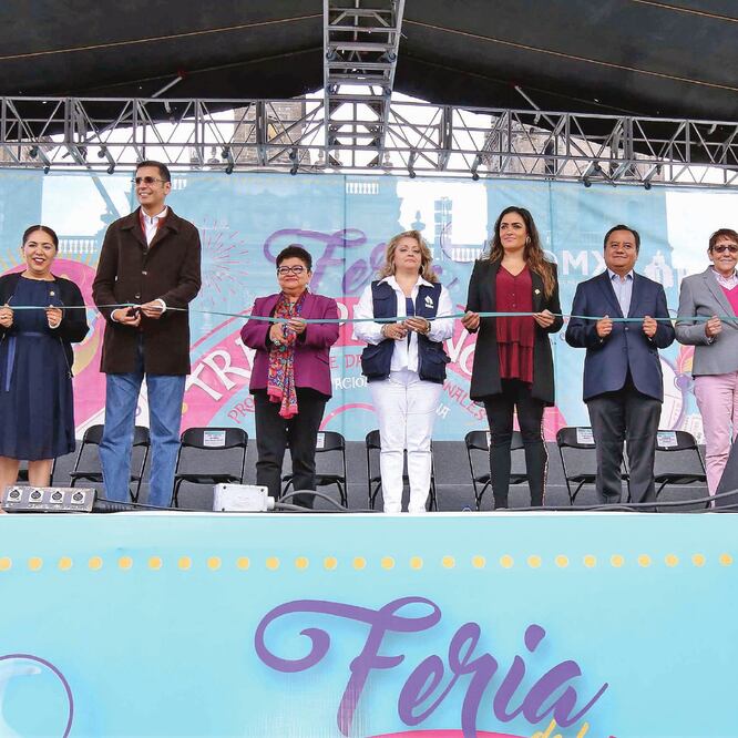 Ernestina Godoy (tercera de izquierda a derecha) durante la inauguración de la novena edición de la Feria de Transparencia en el Zócalo. Foto: ESPECIAL