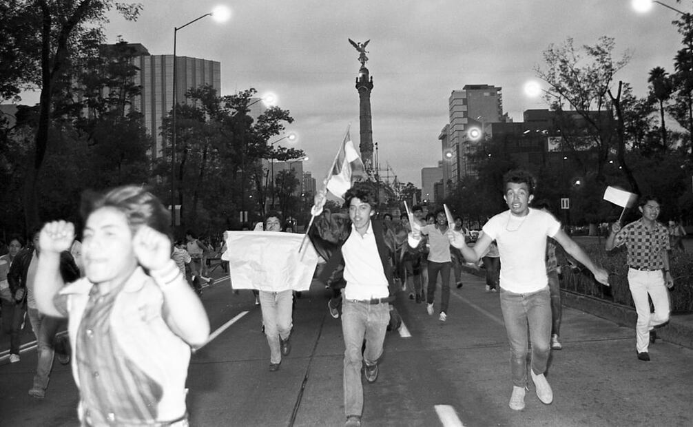 La noche del 30 de mayo del 86, algunos entusiastas despertaron su emoción futbolística y se reunieron a las faldas del Ángel de la Independencia para festejar el comienzo del Mundial con porras, gritos, abucheos y algunas penosas lágrimas. “No fue una verbena, ni una batucada carioca. Fue la emotividad azteca”, mencionó este diario. Foto: Fabián Márquez/Archivo EL UNIVERSAL.