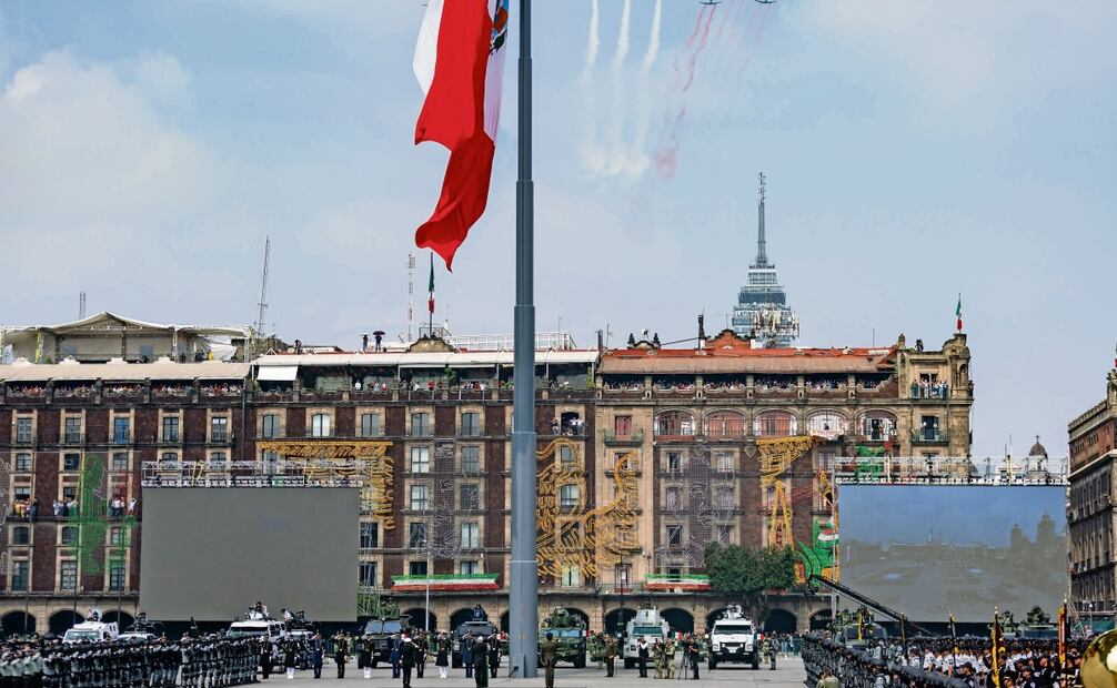 La Plaza de la Constitución de la Ciudad de México fue el escenario para la realización del desfile militar, que realizaron efectivos del Ejército, Marina, Fuerza Aérea y Guardia Nacional, así como charros. Foto: Hugo Salvador | El Universal