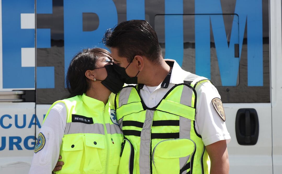 Leticia y Ezequiel coincidieron en pleno pico de la pandemia y su amor fue a primera vista. Les gustaría invitar a cientos de personas a su boda, pero están conscientes de las medidas preventivas por el Covid- 19. Fotos: TRISTAN VELÁZQUEZ. EL UNIVERSAL