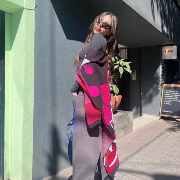 Danna Paola luce el pants falda más original del momento