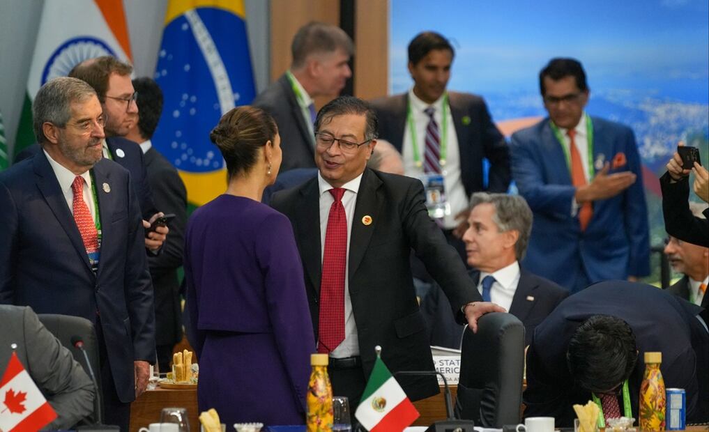 Durante su reunión con los mandatarios de Brasil, país anfitrión, y de Chile y Colombia, Sheinbaum Pardo los definió como “amigos”; en la imagen con el colombiano Gustavo Petro. Foto: especial