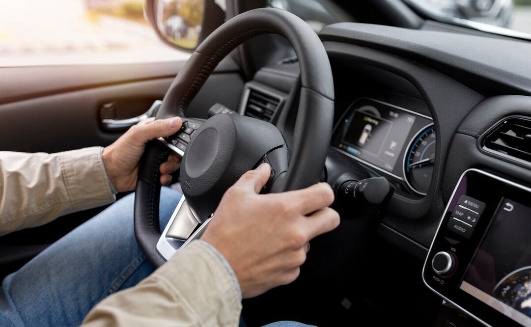 Las personas que manejen sin licencia o esta se encuentre vencida, serán multadas con 2 mil 171.4 pesos y la policía de tránsito podrá retirarte la placa delantera. Foto: Freepik