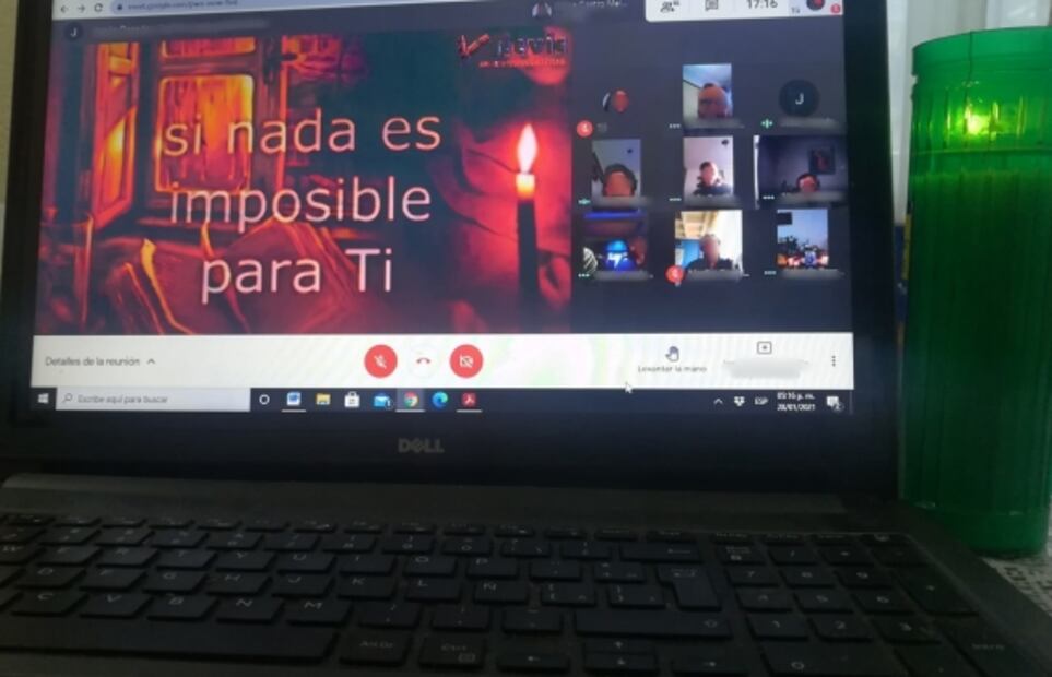 En Zoom y sin gente, así se reza ahora el Rosario por los muertos de Covid-19 