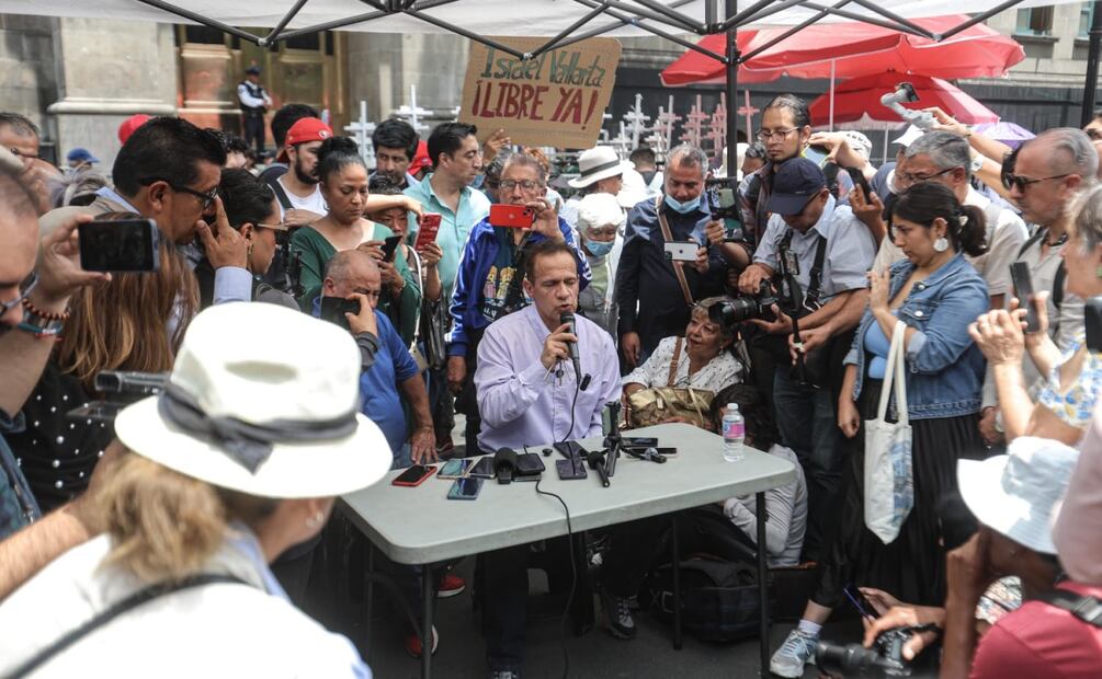 Israel Vallarta asegura que no teme volver a prisión durante conferencia de prensa frente a la SCJN (08/08/2025). Foto: Gabriel Pano / EL UNIVERSAL