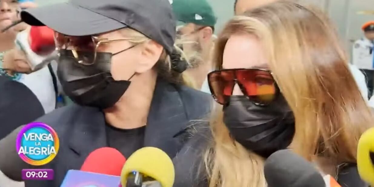 Angélica Rivera y Sofía Castro vivieron momentos de tensión entre la prensa a su llegada a la Ciudad de México; Sofía sufrió una caída en medio del zafarrancho. 
Foto: "Venga la Alegría".