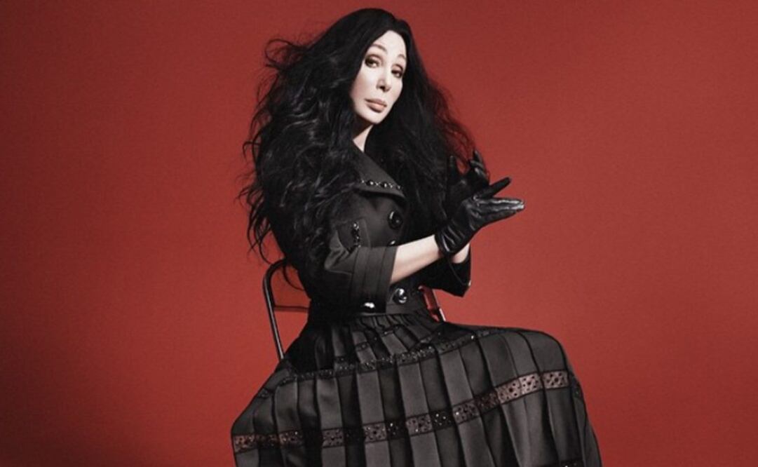 En la fotografía tomada por David Sims, la ex esposa de Sonny Bono aparece sentada, luciendo un vestido negro, chaqueta y guantes: Instagram Marc Jacobs