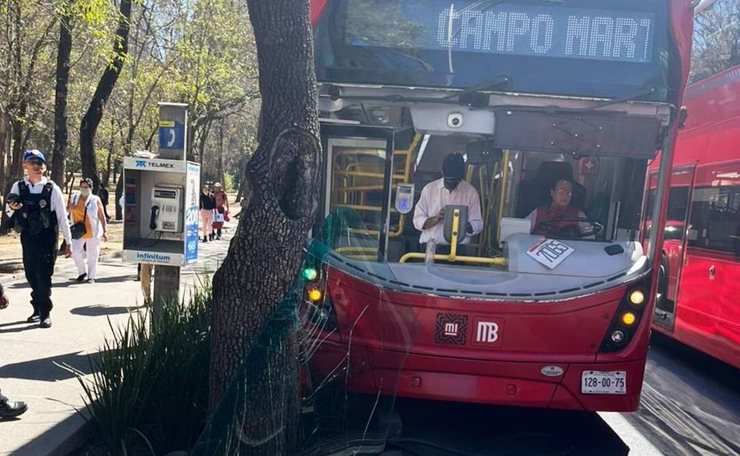 Metrobús se sube el camellón de Paseo de la Reforna; no hay lesionados. Foto: Twitter @CI_CDMX