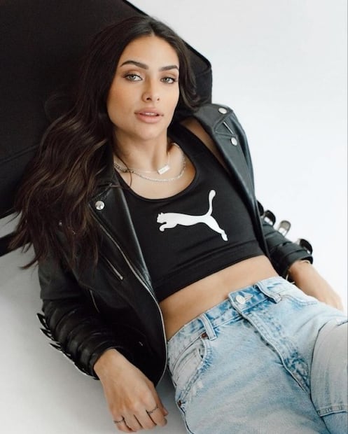 Renata Notni luce top deportivo con chamarra biker y se ve genial