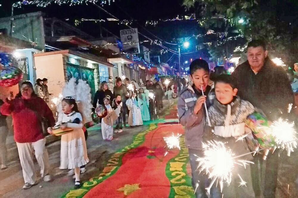 Con luces de bengala y diferentes fuegos de artificio, habitantes de Tultepec recorrieron las calles del pueblo durante la procesión del “Niño Dios”, recordando a las víctimas de la tragedia de hace unos días (CORTESÍA DE DOC PIROTECNIA)