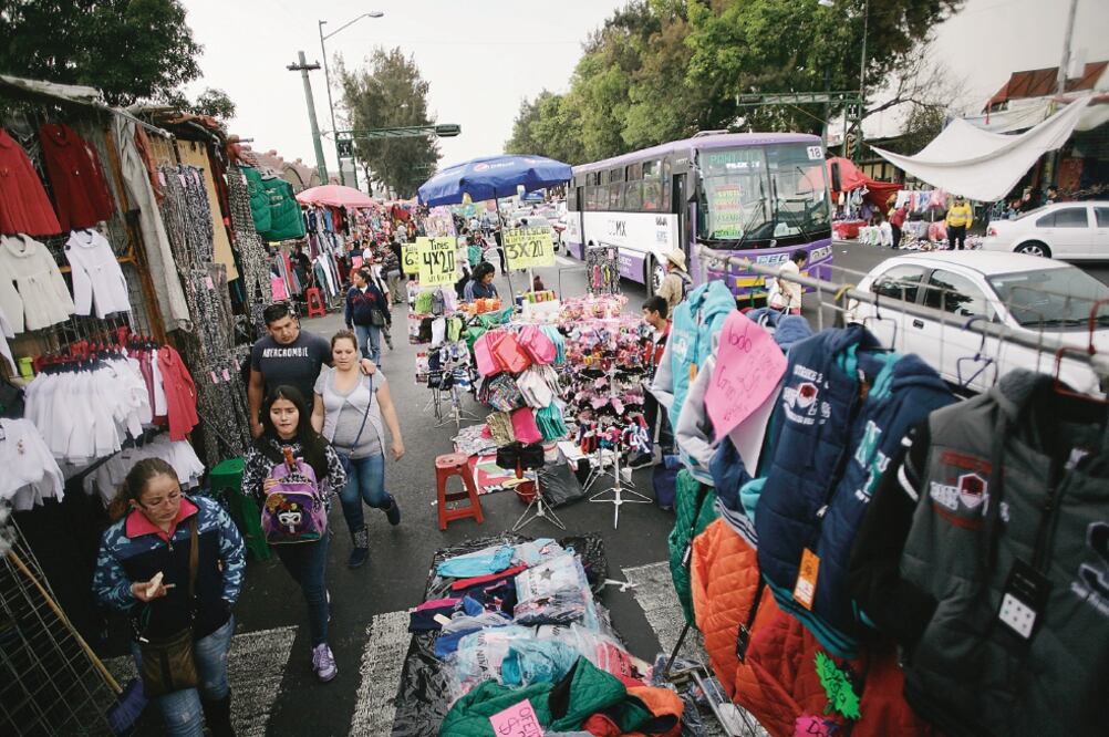 Los vendedores ambulantes se extendieron sobre las aceras y el carril confinado del Eje 1 Norte (FOTOS: IVÁN STEPHENS. EL UNIVERSAL)