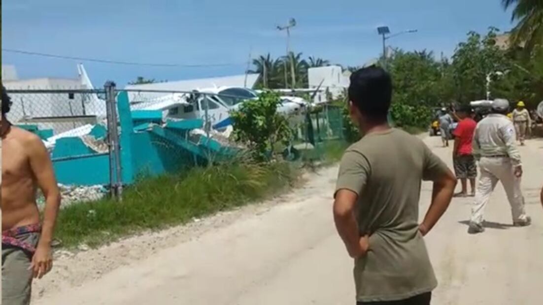 Avioneta colisiona al aterrizar en Holbox; le fallan los frenos