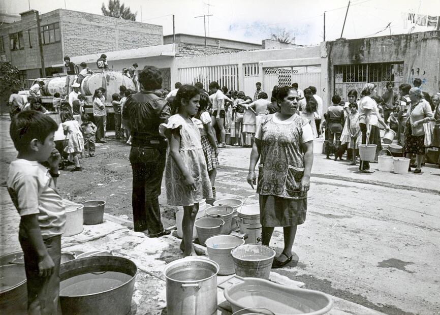 Aunque pocos lo recuerdan, los años 40 fueron una época en que la mayoría de la población del DF vivió con el mínimo de agua, siempre en espera de una solución que sólo tardaba más. Archivo EL UNIVERSAL.