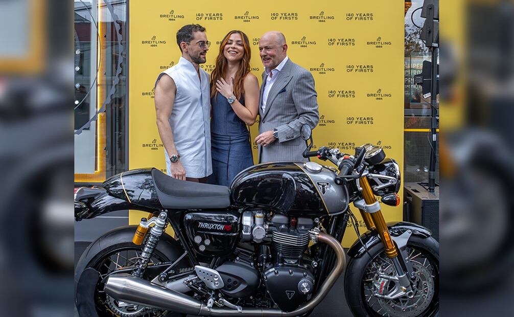 Luis Gerardo Méndez, Georges Kern y Paulina Dávila con una moto Triumph. Foto: Cortesía