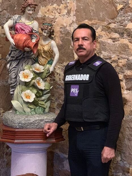 Candidato a gobernador de Sinaloa usa chaleco blindado para hacer campaña