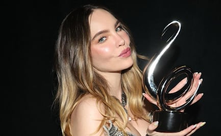 Belinda luce espectacular vestido plateado en Premio Lo Nuestro
