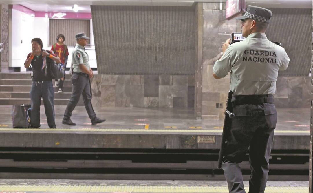 Pasajeros son grabados por la Guardia Nacional; la corporación dijo que si se sienten incómodos al ser captados, el material no se incluye en los informes. Foto: Carlos Mejía/ EL UNIVERSAL