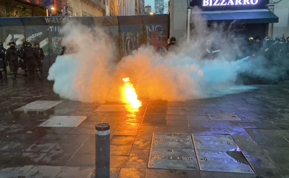 Bloque negro realiza actos vandálicos durante marcha por los 43 estudiantes desaparecidos de Ayotzinapa (26/09/2025). Foto: Juan Carlos Williams / EL UNIVERSAL