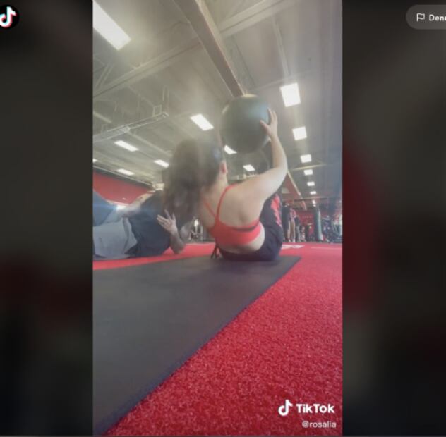 Rosalía: el secreto de su entrenamiento para lucir un abdomen plano