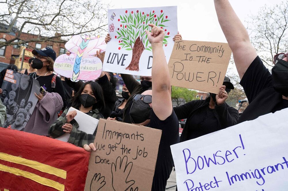 Personas gritan consignas y portan pancartas mientras se reúnen para una manifestación para proteger al Distrito de Columbia como ciudad santuario, en Washington. Foto: AFP