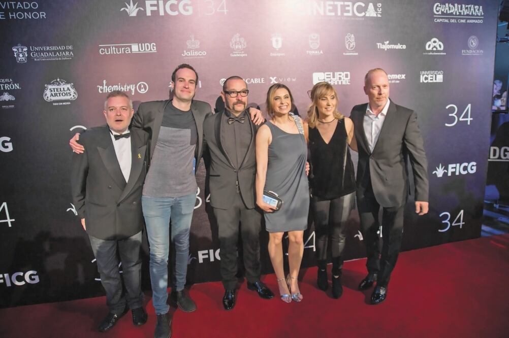 Los integrantes del grupo (Frank, Tino, Yolanda, Gema y David), en la alfombra con el director Daniel Arasanz, al centro. (FICG)