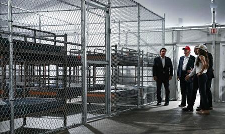 Gobierno Trump presenta recurso para frenar demandas ambientales contra Alcatraz de los Caimanes; inicia el traslado de migrantes