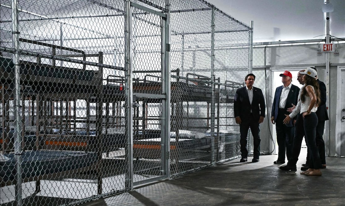 El presidente Donald Trump visita un nuevo centro de detención de migrantes en un pantano de Florida infestado de reptiles, conocido como "Alcatraz Caimán". Foto: AFP