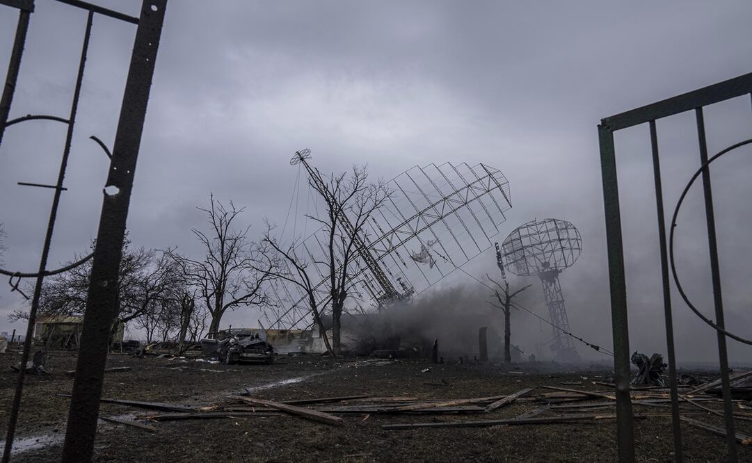 Base de defensa aérea después de un aparente ataque ruso en Mariupol, Ucrania. Foto: AP
