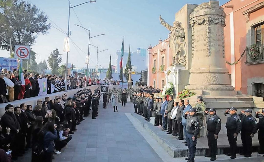 Autoridades municipales montaron una guardia solemne de honor en el Monumento al Siervo de la Nación y lanzaron 21 cohetones. Foto: Especial